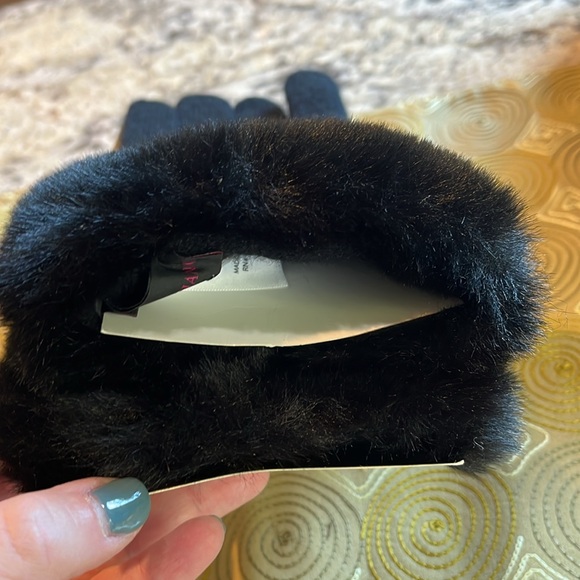NEW Christian Siriano New York 2-Ply Cashmere Gloves with Faux-Fur Trim In Black - Picture 8 of 8